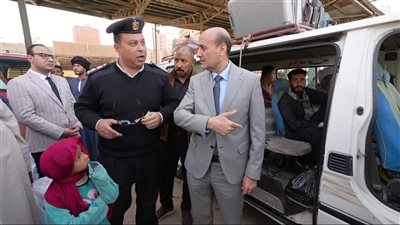 محافظ أسيوط يقود حملة مفاجئة على التاكسي والسرفيس والمواقف لضبط الالتزام بالتعريفة 
