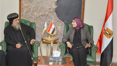 الأنبا بموا يهنئ رئيس جهاز السويس الجديدة بعيد الفطر المبارك