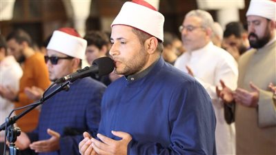 وكيل الأزهر يطمئن على الشيخ إبراهيم البهنجاوي إمام القبلة بالجامع الأزهر 