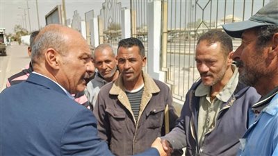 محافظ السويس يلتقي عمال النظافة بمواقع عملهم ويقدم لهم الشكر 