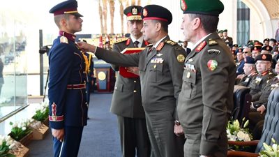 وزير الدفاع يشهد حفل إنتهاء فترة الإعداد العسكرى لطلبة الأكاديمية العسكرية المصرية 