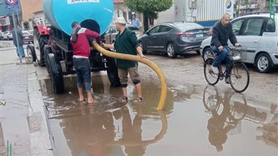 محافظ الشرقية يوجه بالدفع بسيارات الشفط والكسح لرفع مياه الأمطار