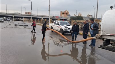 رئيس مركز أبوالنمرس بجنوب الجيزة يدفع بعربات شفط مياه الأمطار من الشوارع