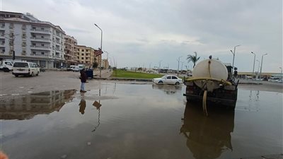  محافظة السويس تواصل أعمال كسح المياه من الشوارع والميادين