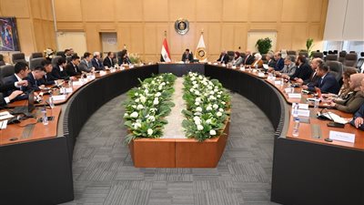 وزير الصناعة يبحث مع مجموعة
