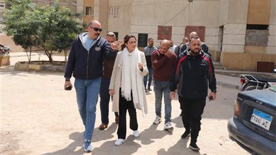 هند عبد الحليم تتابع أعمال النظافة وشفط المياه بكفر طهرمس