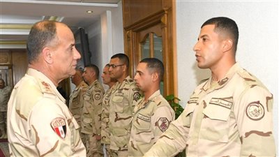 وزير الدفاع والإنتاج الحربى يلتقى عدداً من مقاتلى الجيشين الثانى والثالث الميدانيين