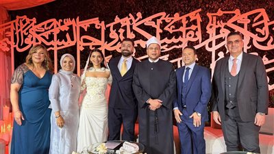 بعيداً عن الأضواء الصاخبة..هبة قطب تسرق الأنظار في حفل عقد قران ابنتها