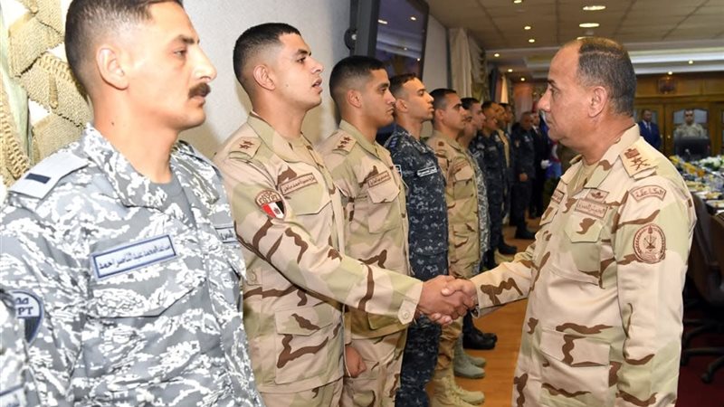 وزير الدفاع يلتقى