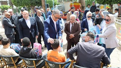 محافظ الجيزة يحتفل بيوم اليتيم ويدعم الأطفال بالألعاب والهدايا