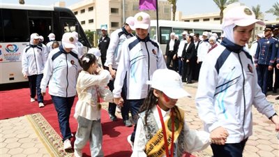 بالفرحة و الهدايا … القوات المسلحة تشارك أطفال مصر الإحتفال بيوم اليتيم