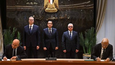 رئيس الوزراء يشهد توقيع عقد إنشاء مشروع
