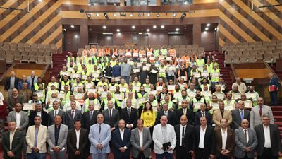لفتة تقدير.. محافظ الجيزة يكرّم عمال النظافة والسائقين لأبطال مواجهة الأمطار