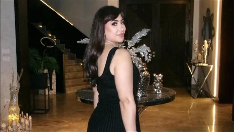 الفنانة بوسي بإطلالة