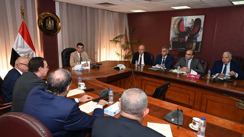  وزير الصناعة مع