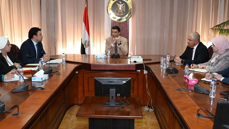 وزير الصناعة يقود