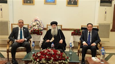 محافظ الجيزة يزور مطرانية شمال الجيزة لتهنئة الأقباط بعيد القيامة