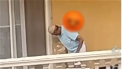 الداخلية تكشف حقيقة فيديو “شرفة الجيزة”.. مسن مصاب بالزهايمر وراء الواقعة