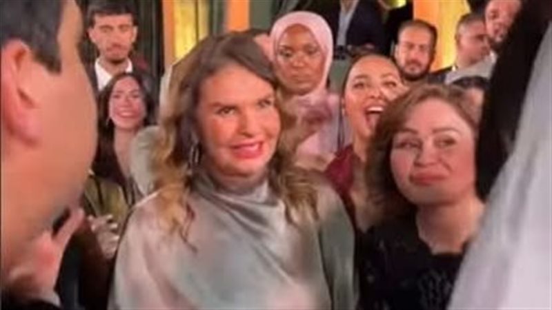 يسرا تخطف الأنظار