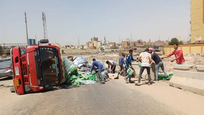 انقلاب سيارة نقل في اتجاه المريوطية