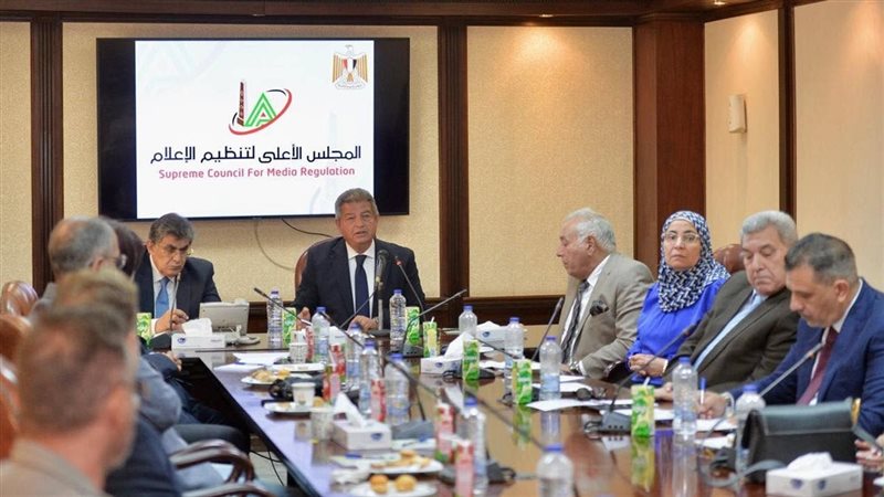 خالد عبدالعزيز خلال اجتماع المجلس الأعلى لتنظيم الإعلام