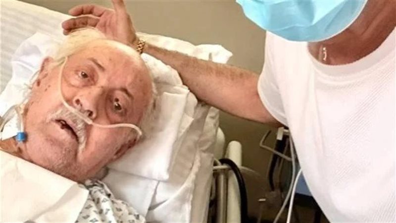 الراحل عبدالعزيز مخيون في المستشفى
