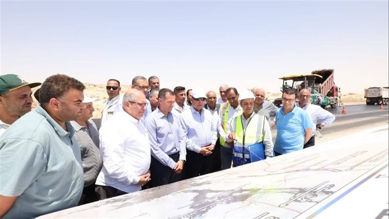     كامل الوزير: طريق الصعيد الصحراوي جزء من محور القاهرة 