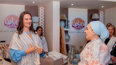 بالصور.. انتصار السيسي تزور معرض ديارنا مع سيدة الجبل الأسود