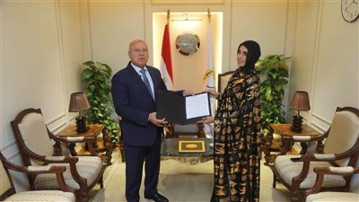 الفريق كامل الوزير يكرم ليلى الأنصاري بعد موقفها البطولي مع قطار أسوان