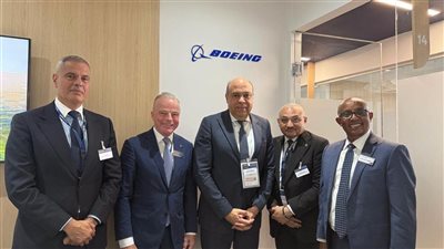 وزير الطيران يبحث مع بوينج خطة تطوير أسطول مصر للطيران
