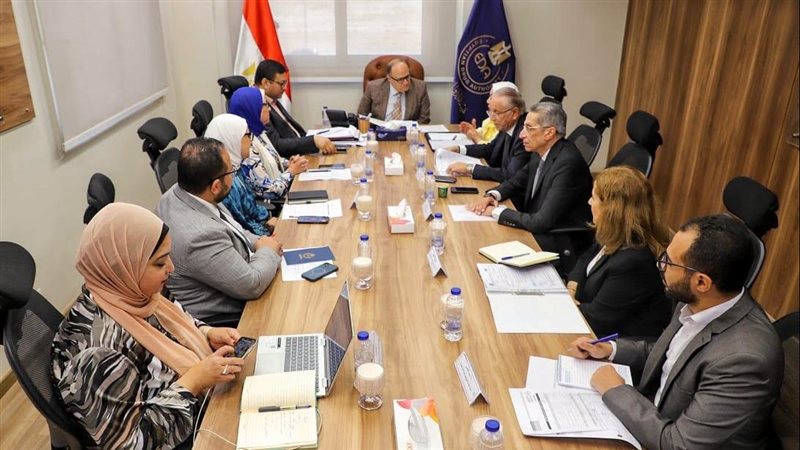 هيئة الدواء تناقش مع إيبيكو وأكتوبر فارما خطط التوسع 