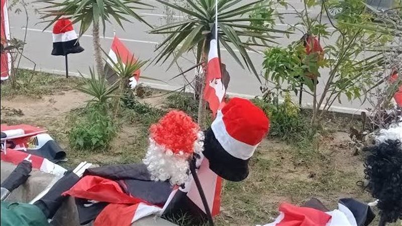 بائعو أعلام مصر يغادرون ببضاعتهم بعد نهاية مشوار الفراعنة
