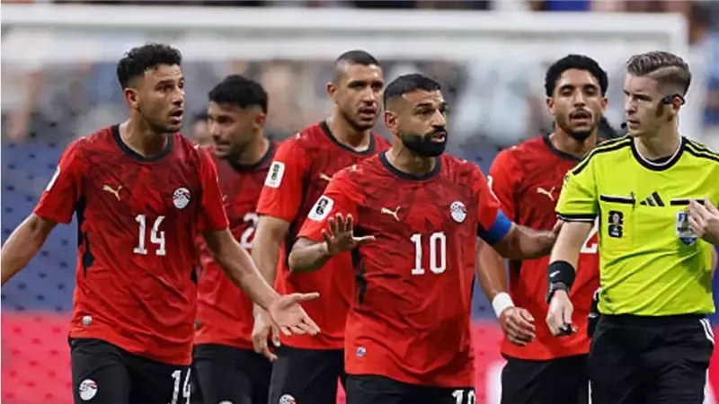 الحكم الفرنسي فرانسوا ليتكسير خلال مباراة مصر والأرجنتين