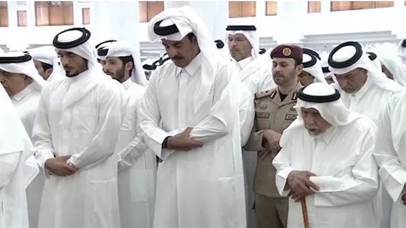 أمير قطر يتقدم صلاة
