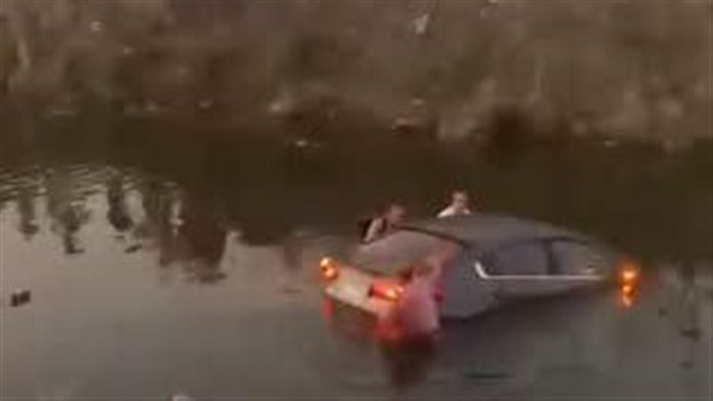 سقوط سيارة ملاكي في ترعة بالطريق الزراعي بالبحيرة