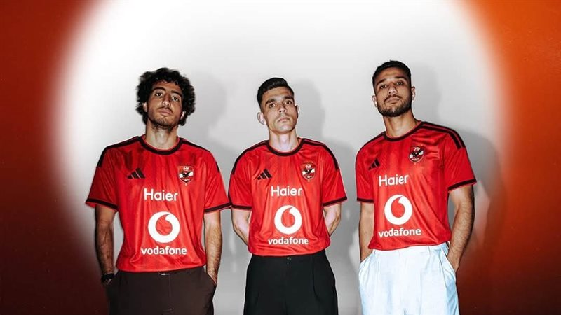 الأهلي يفاجئ جماهيره بالكشف عن ملابس الموسم الجديد